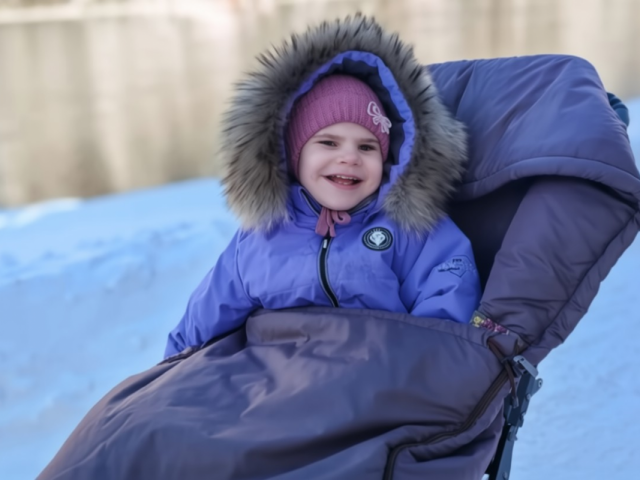 Поможем Кристине подружиться со своими руками